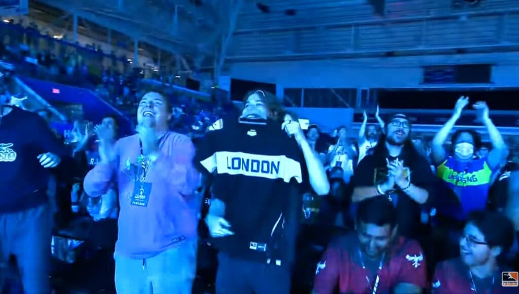 Fans cheering for London Spitfire (Image via Blizzard Entertainment)