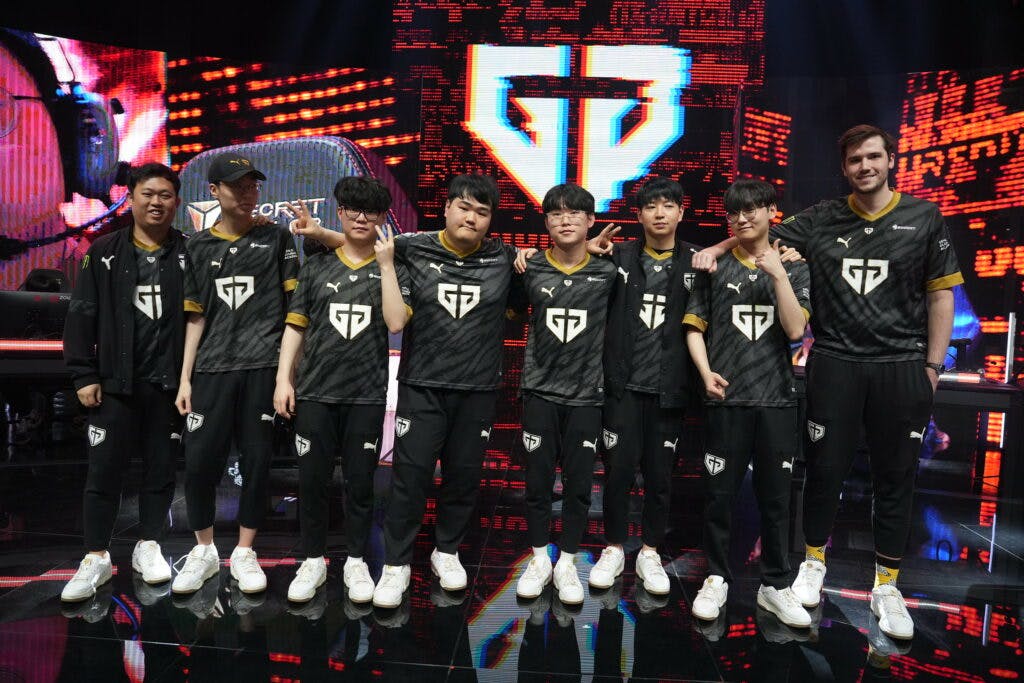 Gen.G after a match in VCT Pacific with Elmapuddy on the far-right (Image via Riot Games)