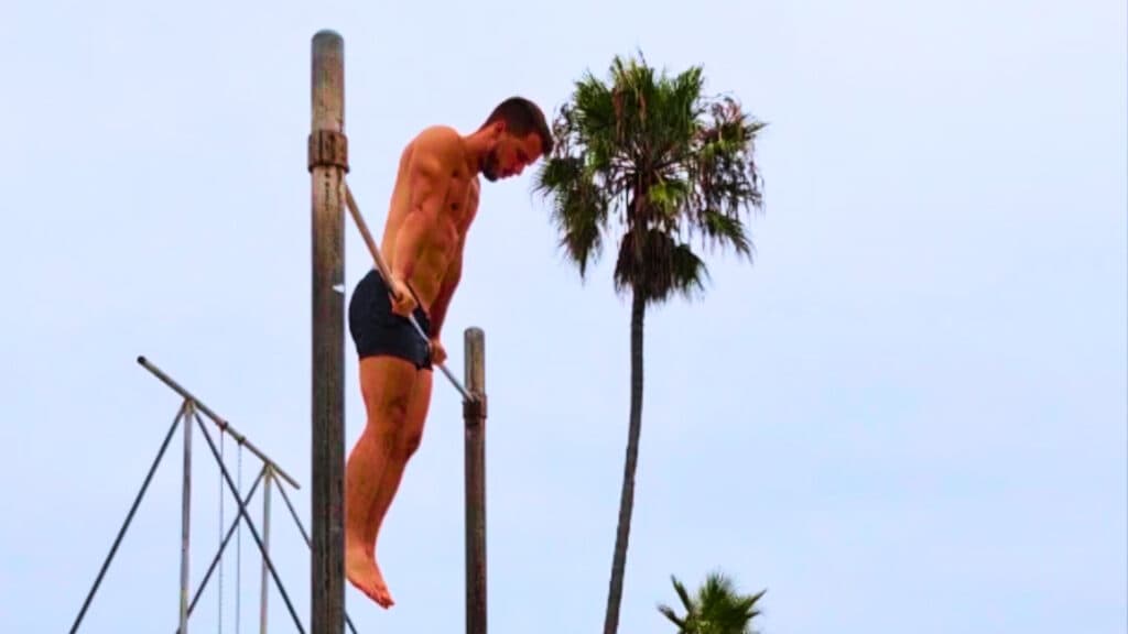 LizZard working out on the beach (Image by <a href="https://x.com/lizZardDota2/status/1561793400822648832?s=20" target="_blank" rel="noreferrer noopener nofollow">lizZard</a>)