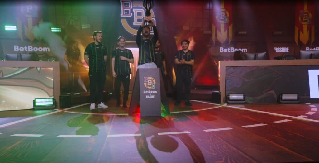 Malr1ne picking up the BetBoom Dacha Dubai 2024 trophy (Image via BetBoom)