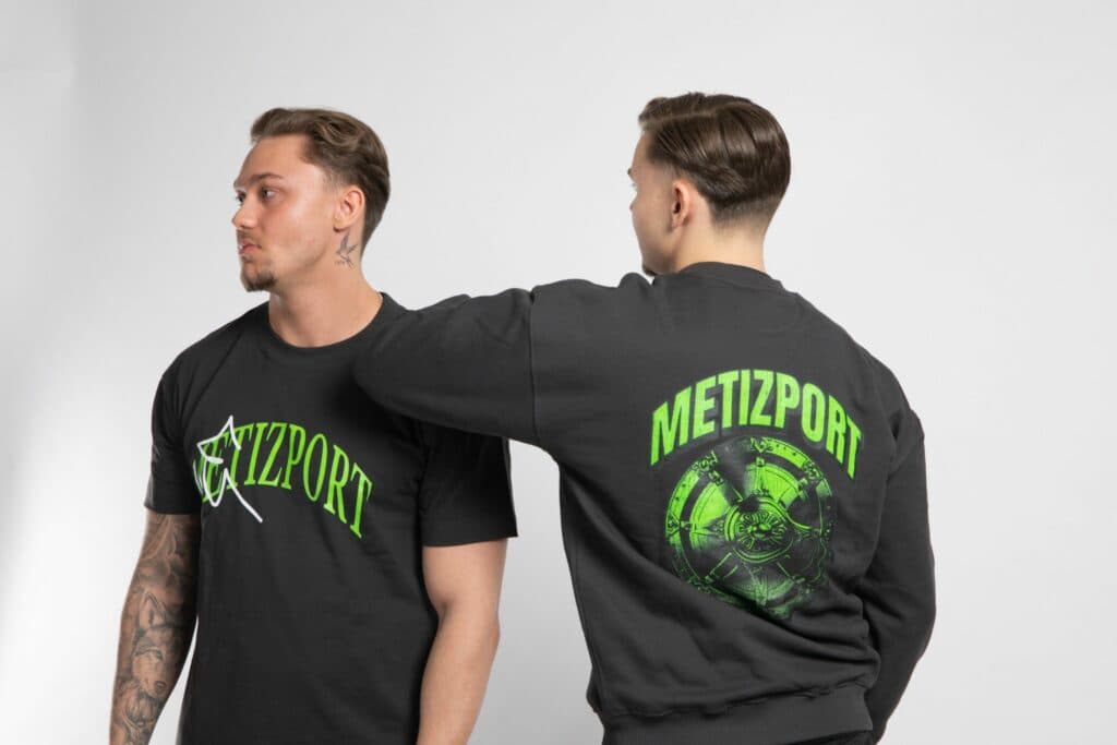 Same face, same hair, same taste in weaponry (Image via Metizport)