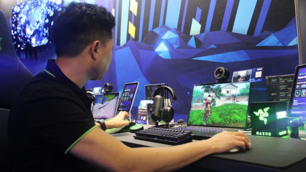 Jeffrey Chau demonstrating the Razer Viper V3 Pro (Image via Amy Chen)