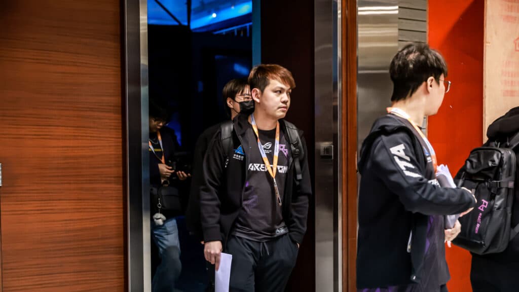 kaze (left) played exceptionally well despite Rare Atom's struggles (Photo via Perfect World)