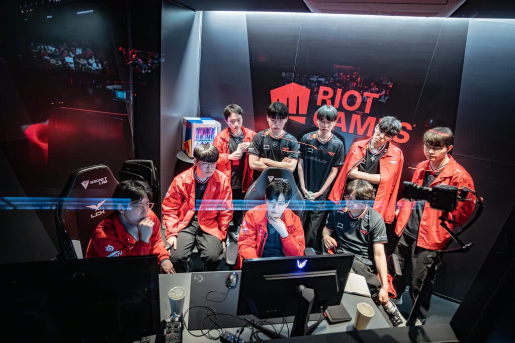 T1 players, including Gumayusi, during the 2025 LCK Cup Playoffs series against HLE (Image via LCK)