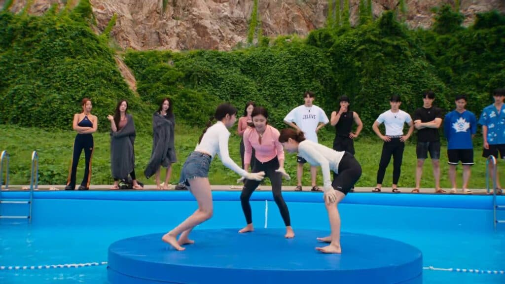 Lee Si-An, Park Hae-lin, and Chung You-jun start their pool fight (Image via Netflix)