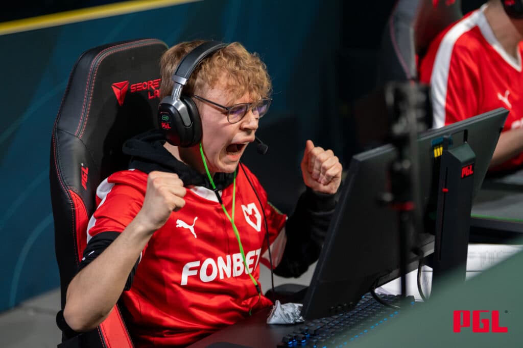 Brollan wins his first arena LAN as IGL of MOUZ. (Photo via PGL)