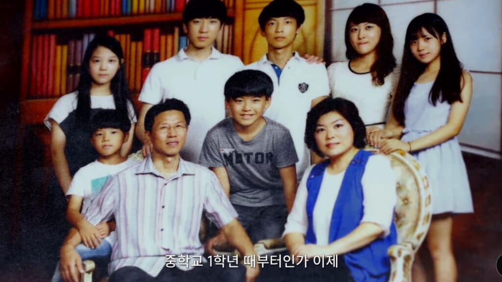 Gumayusi family picture (Image by T1)