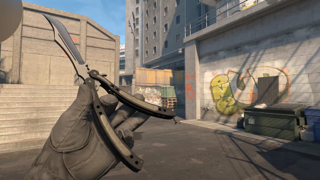 Inspecting a knife in CS2 (Screenshot via esports.gg)