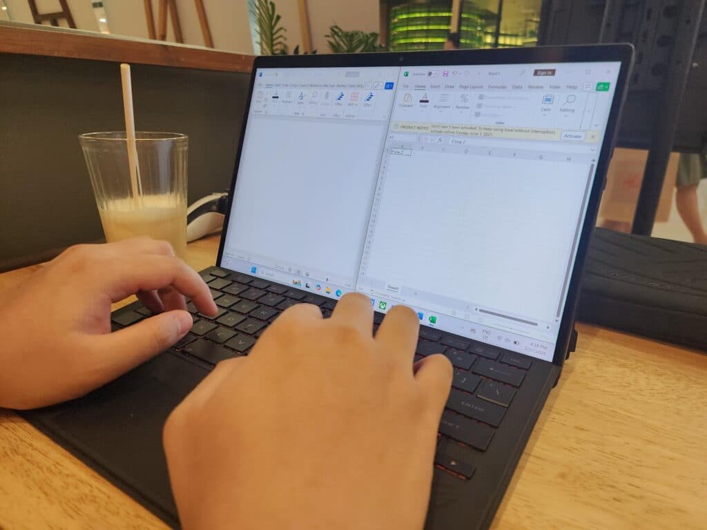 If you're a notorious alt-tabber and multitasker, the Flow has you covered. (Photo via esports.gg)