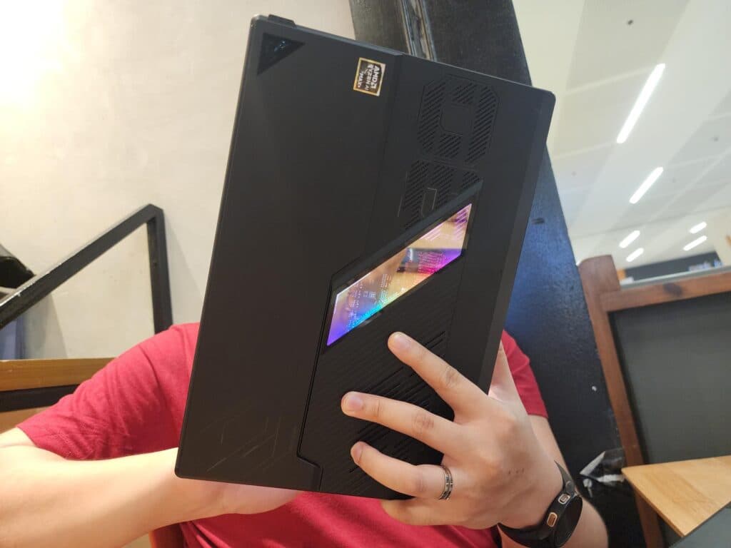 Supporting the Flow with one hand, like a phone, puts some pressure on the pinky finger. (Photo via esports.gg)