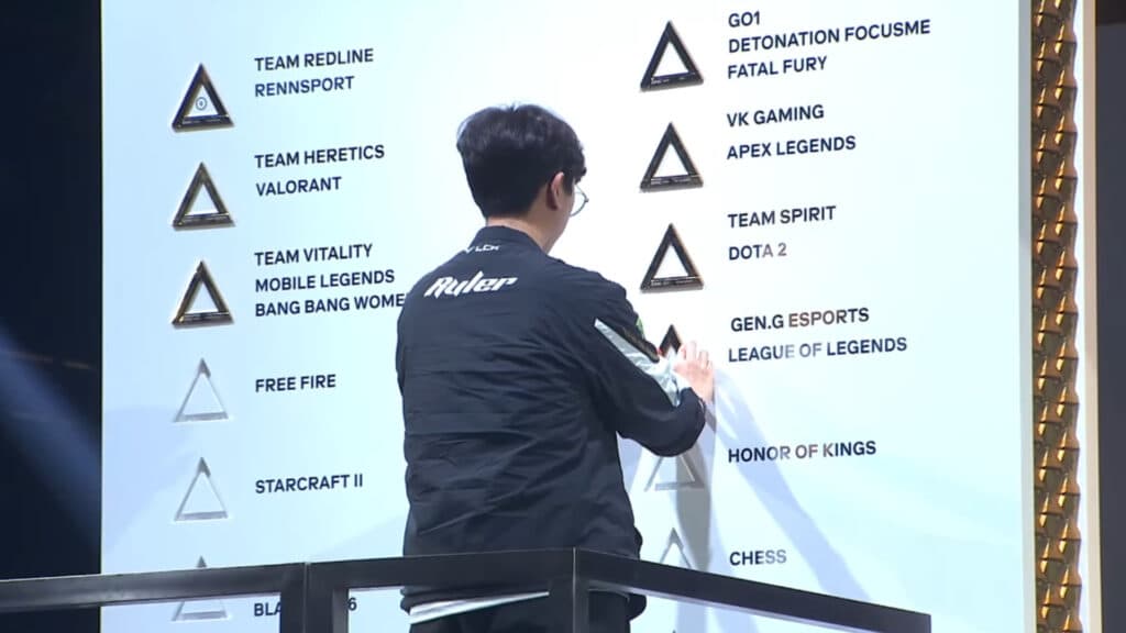 Gen.G Ruler placing the team's victory triangle on the official EWC 2025 board (Image via Esports World Cup)