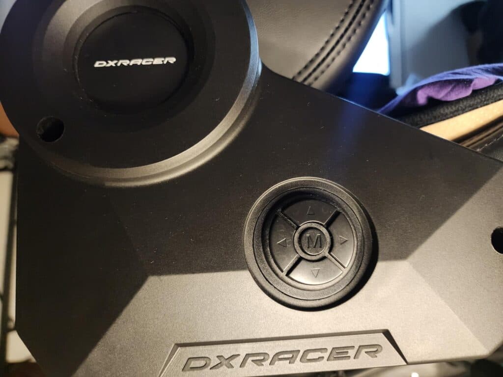 The buttons on the right side — the M key controls the massagers while the directional buttons adjust the lumbar support. (Photo via esports.gg)