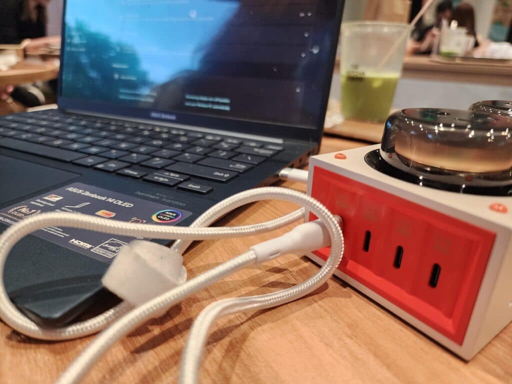 Charging using its 140W port. This was most likely overkill for my Zenbook, and 100W would have been enough. (Photo via esports.gg)