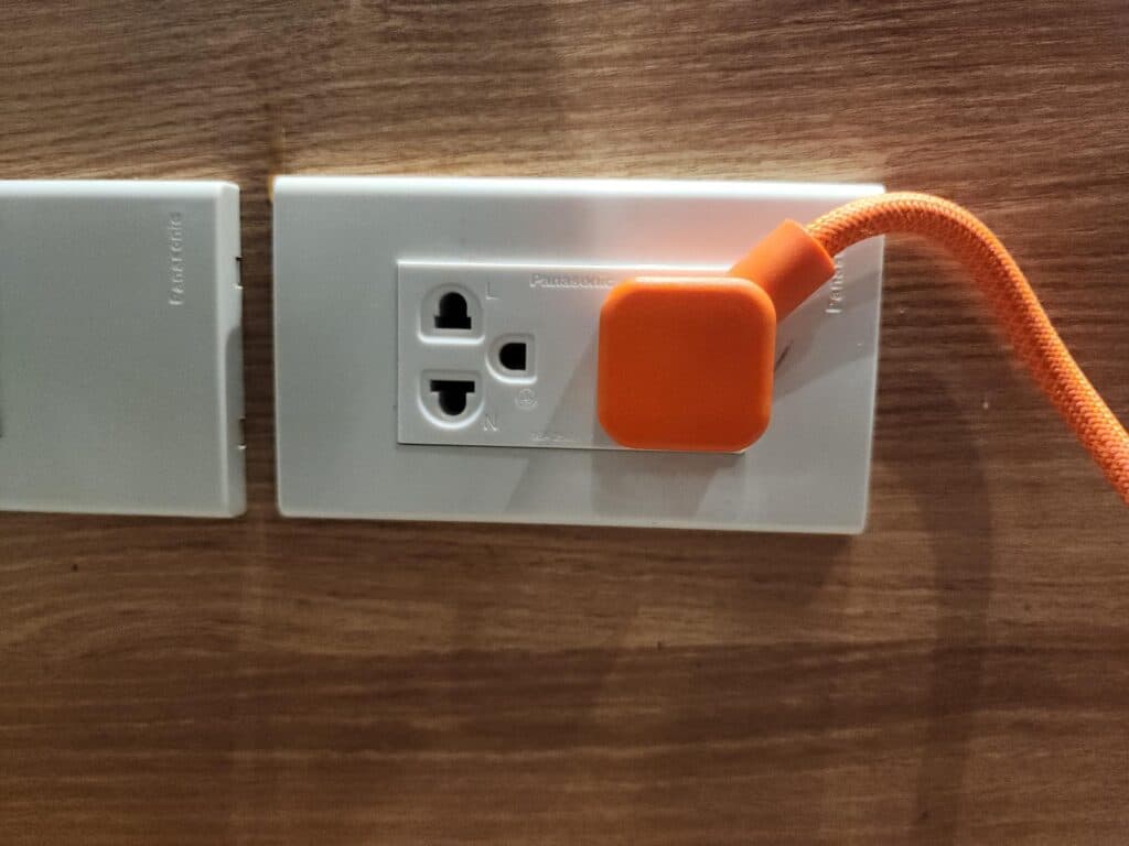 The plug itself is non-obstrusive. (Photo via esports.gg)