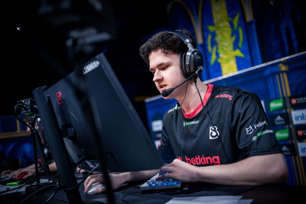 B8 at IEM Cologne 2025 (photo via ESL)