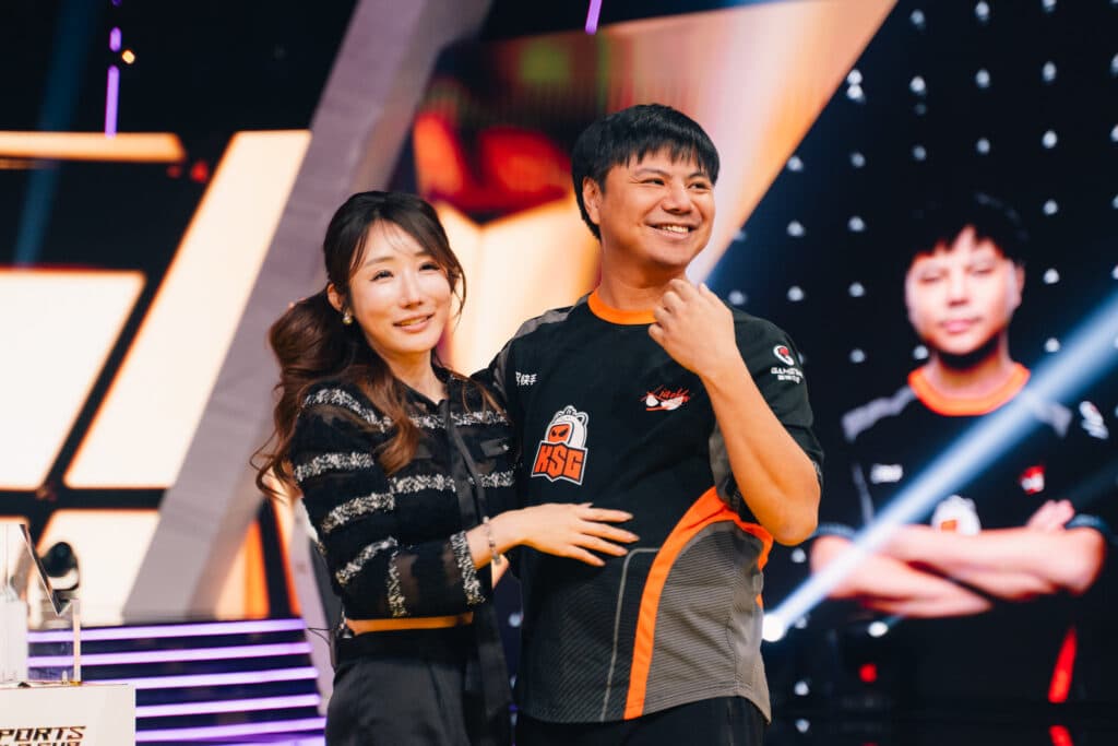 Xiao Hai and his wife (Photo via Esports World Cup | Jianhua Chen)