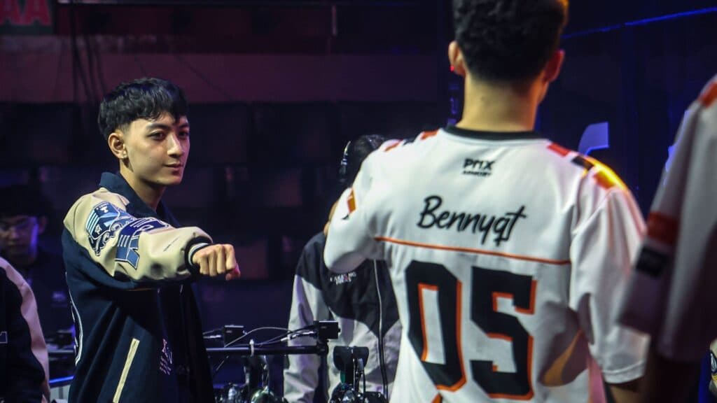 Bennyqt fist-bumping Oheb. (Image via MOONTON Games, MPL Philippines)