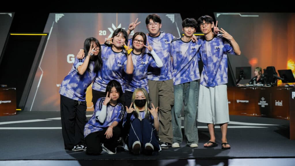 EveR is the player with the white sleeve, right next to the coach (Image via VCT Pacific)