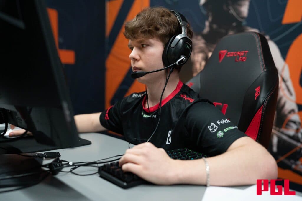 B8 | headtr1ck (Photo via PGL)