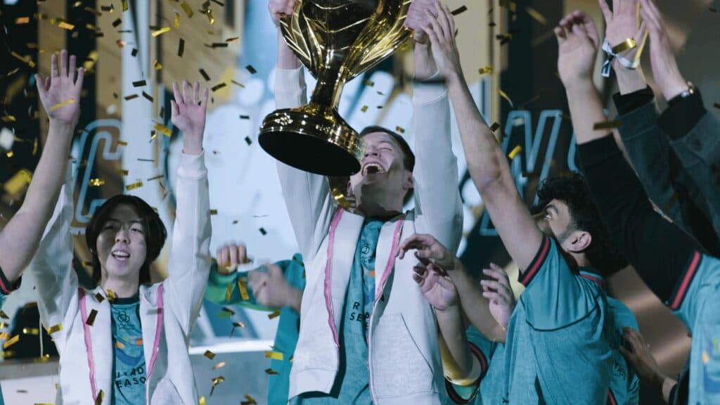 Twisted Minds trophy lift (Image via Twisted Minds)