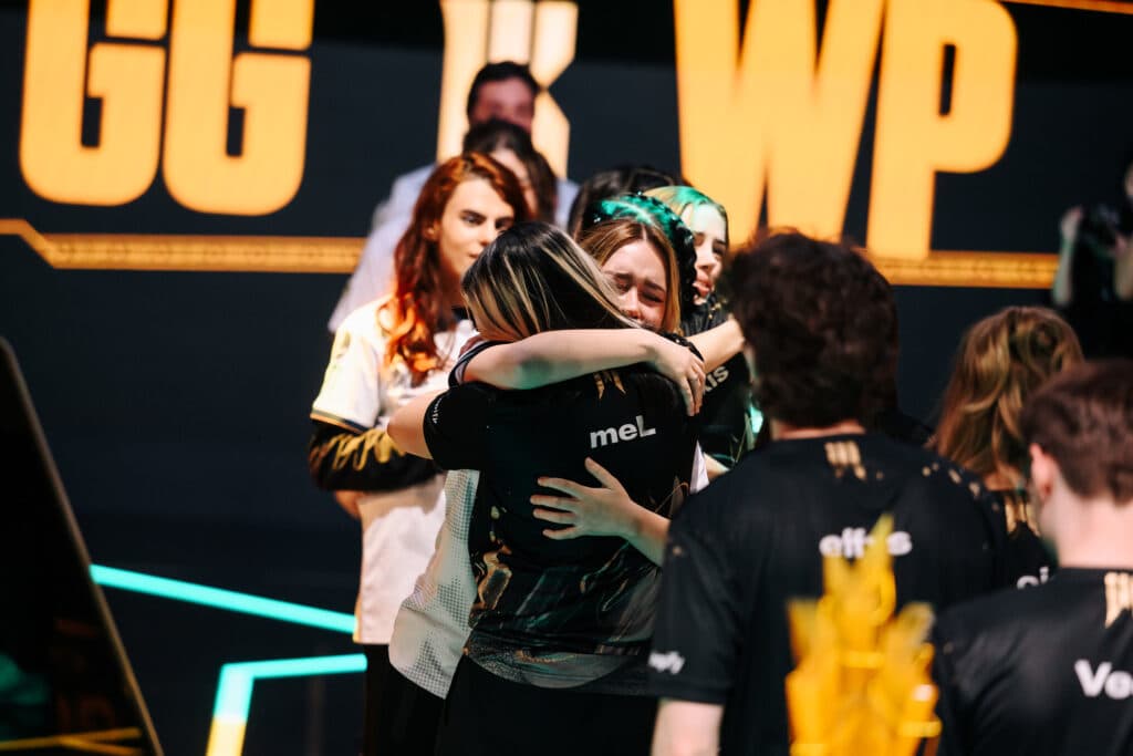 TL daiki, SRG meL hug on-stage after the GCC 2025 grand final (Photo by Moon Suwon/Riot Games)