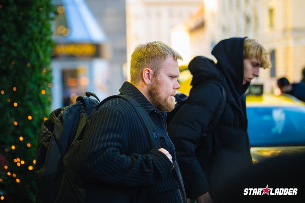 Astralis arriving to the Major (Image via StarLadder)