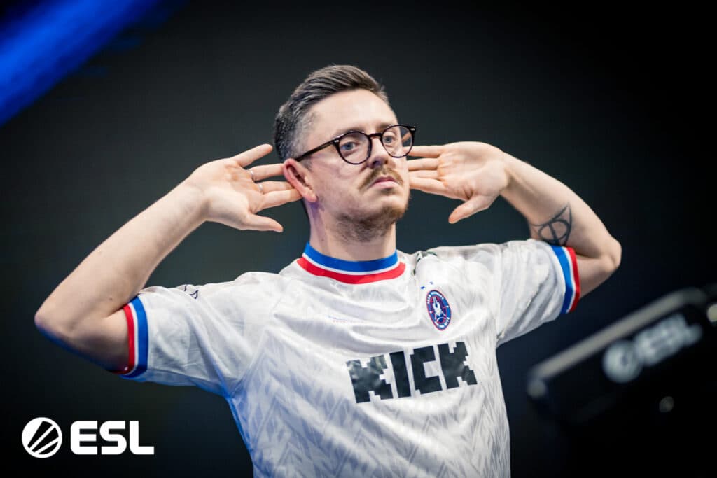Vitality | apEX teasing the crowd during the semifinal versus MOUZ at IEM Chengdu 2025 (Image via ESL)