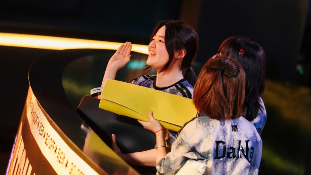 Ninetails saying goodbye to the fans on stage (Photo by Moon Suwon/Riot Games)