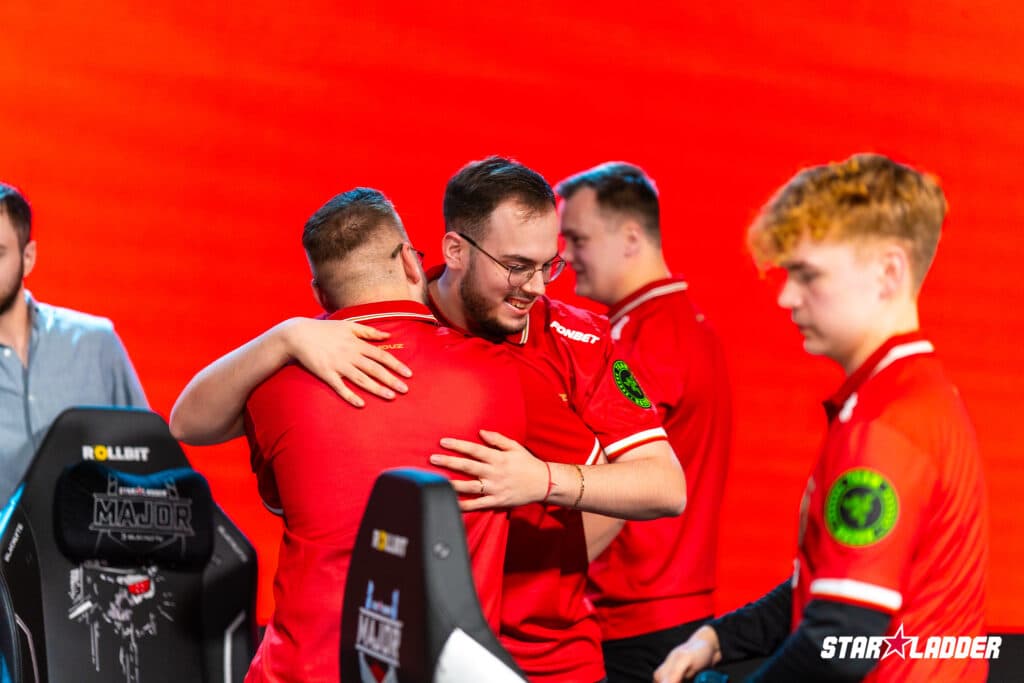 MOUZ celebrate their win (Photo via StarLadder)