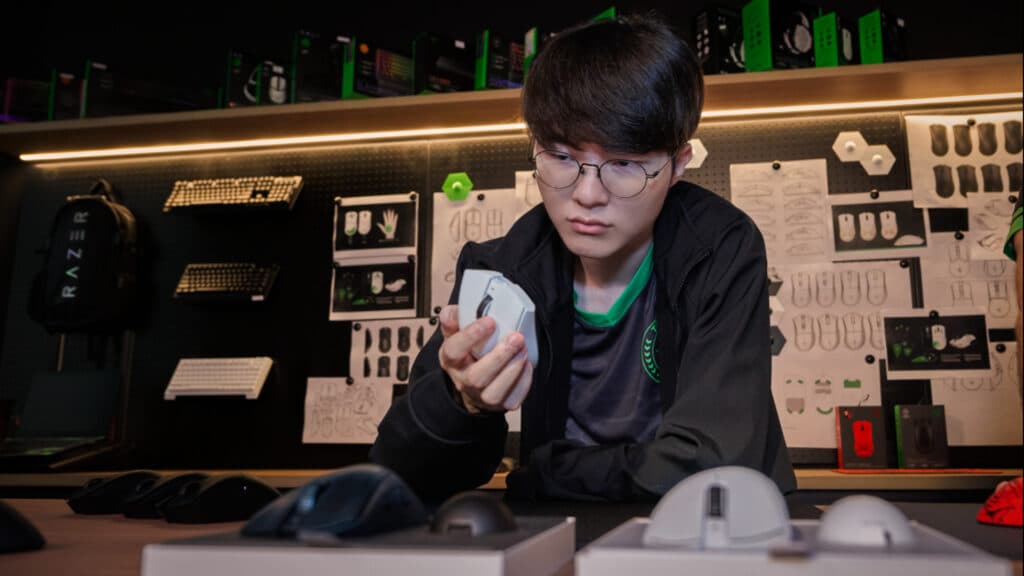 Faker with the Razer DeathAdder (Image via Razer)