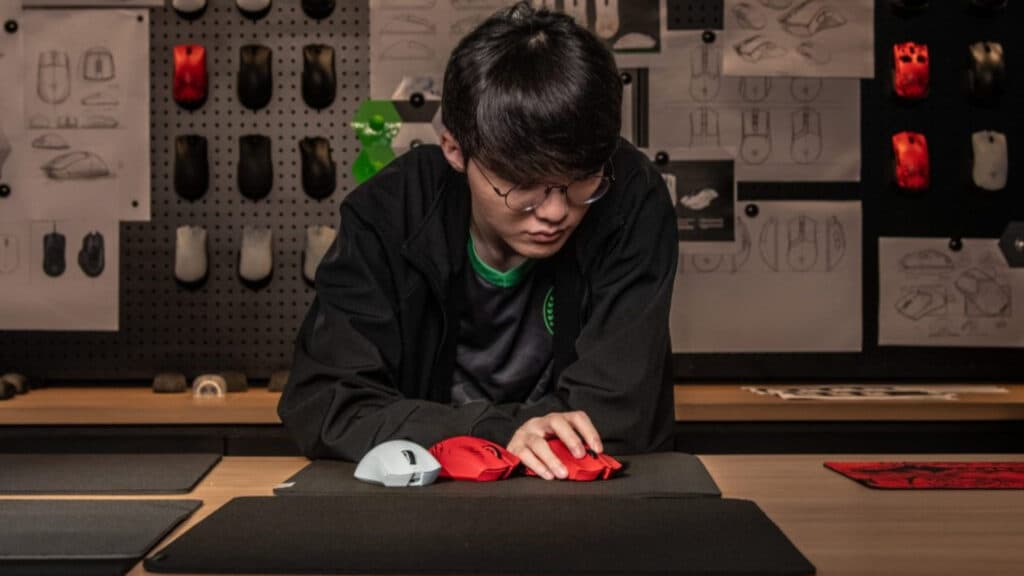 Faker testing Razer DeathAdder products (Image via Razer)