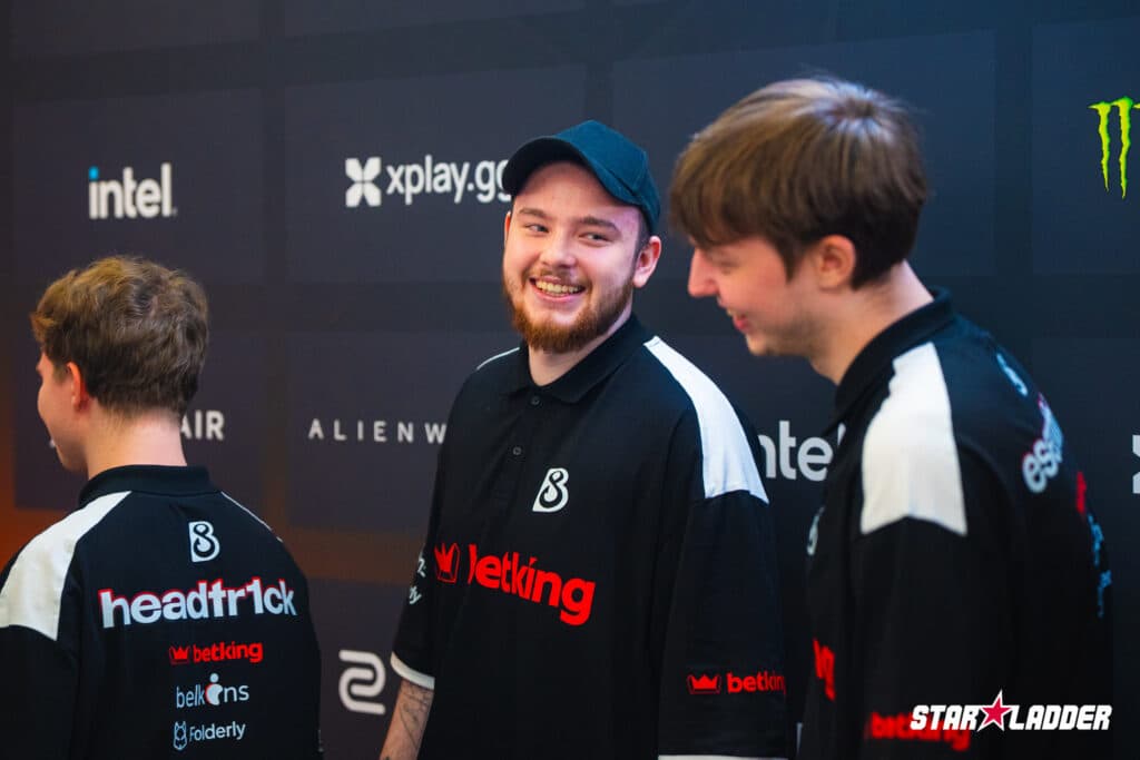 B8 at the Budapest Major (Image via StarLadder)