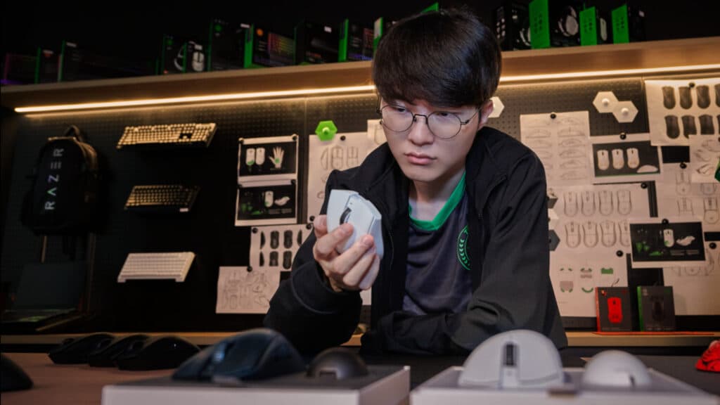 Faker with the Razer DeathAdder (Image via Razer)