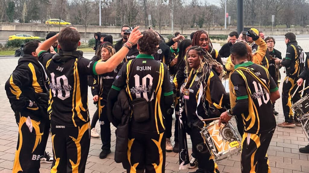Dezorganizada dancing in front of the arena (Image via esports.gg)