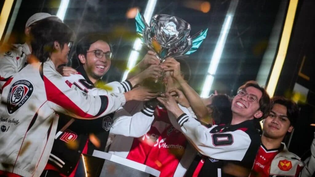 SRG.OG members raising their trophy for winning MPL MY Season 16 (Image via MOONTON Games)