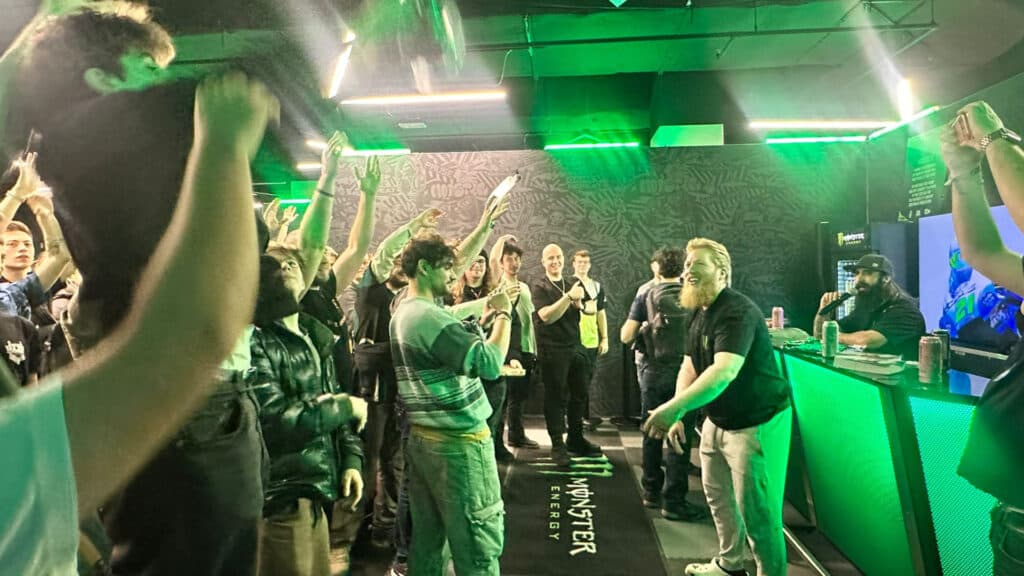 fl0m gives free goodies to the fans (Image by esports.gg)