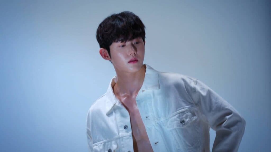 Woo Sung-min during a photoshoot session (Image via Netflix)