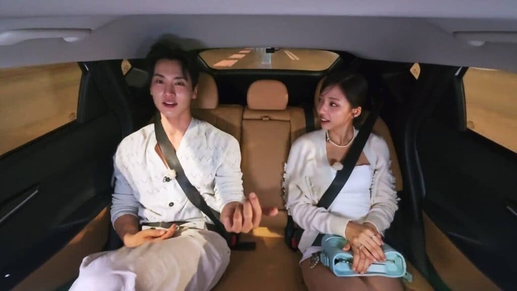 A lovely chat in a car, Jo I-geon and Kim Go-eun (Image via Netflix)