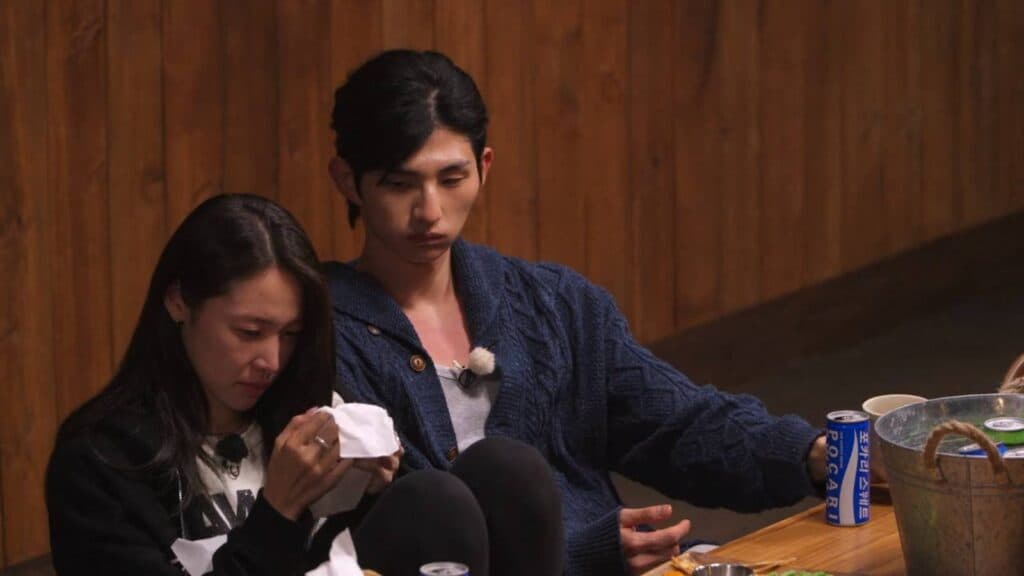 Choi Mina Sure has an emotional breakdown, and Lee Sung-hun supports her (Image via Netflix)