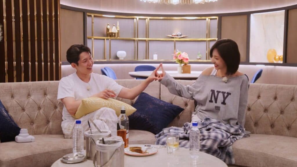 Go-eun shows her level of “being drunk” (Image via Netflix)