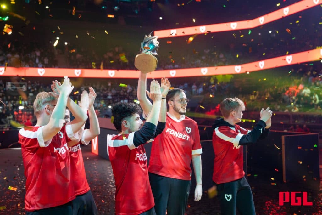 MOUZ with the trophy of PGL Cluj-Napoca 2025 (Image via PGL)