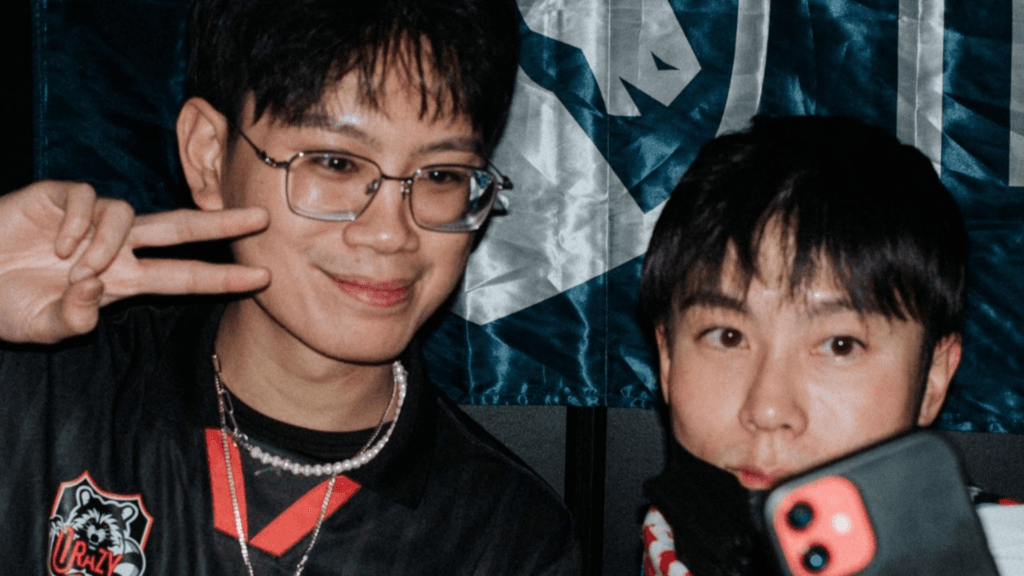 Bronzey posing for a photo at the ALGS Year 5 Championship (Image via Bronzey on X)