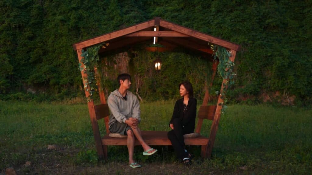Jo I-geon and Kim Go-eun on the inferno island (Image via Netflix)