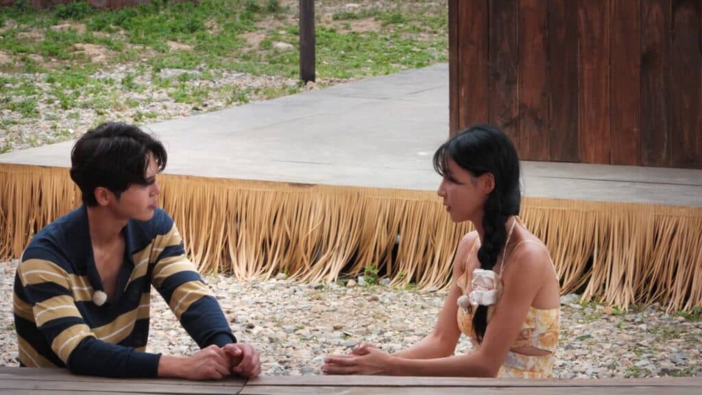 Lim Su-been and Kim Min-gee, a friendly talk (Image via Netflix)