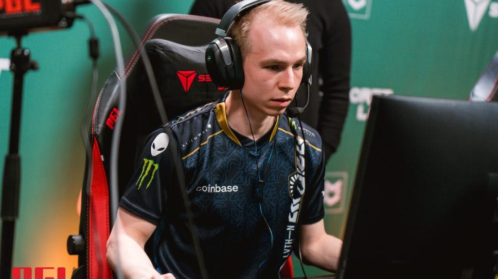 Elige CS: GO Crosshair and viewmodel settings cover image