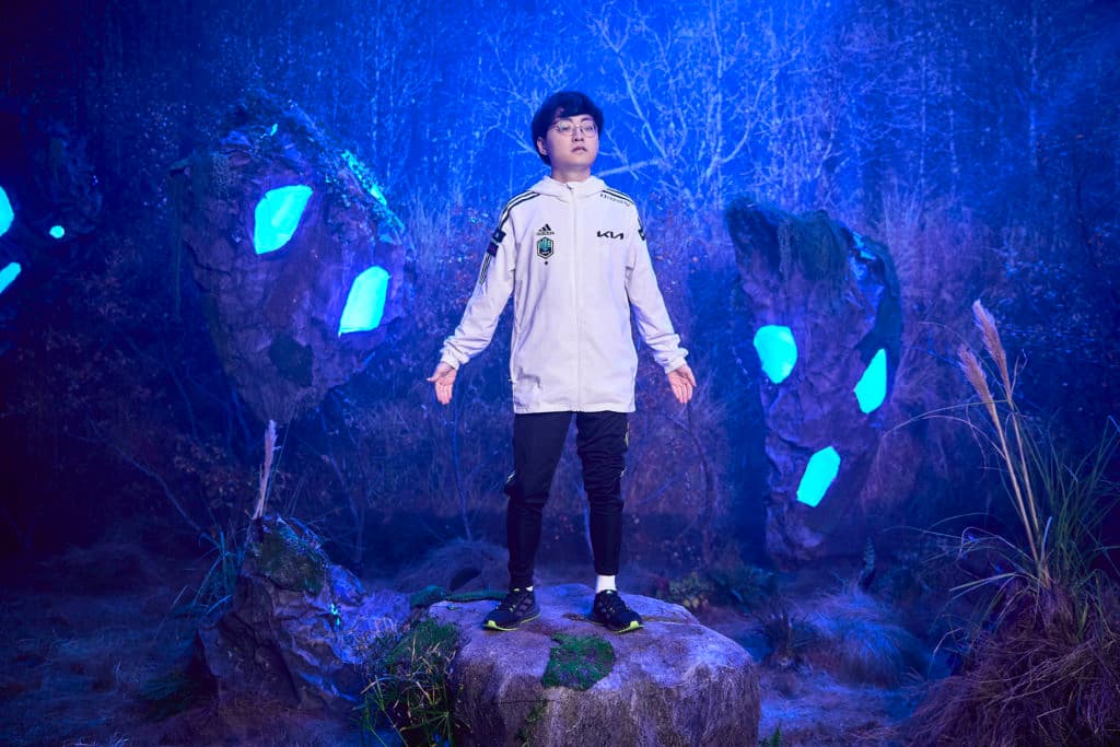 ShowMaker sticks around to help lead DWG KIA to another World Championship. Photo by Lance Skundrich/Riot Games.